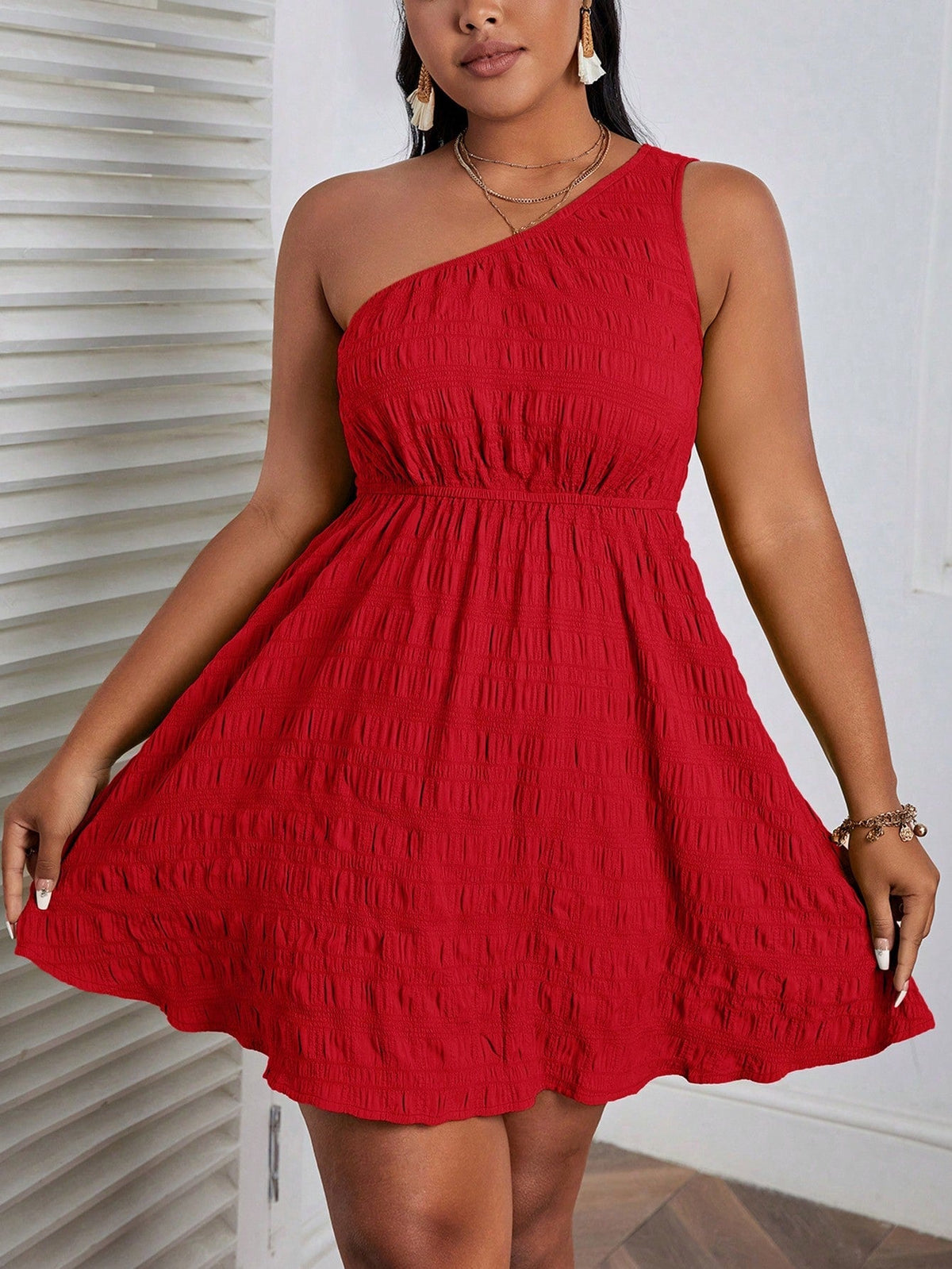 Vestido Curto Plus Size um Ombro Camila