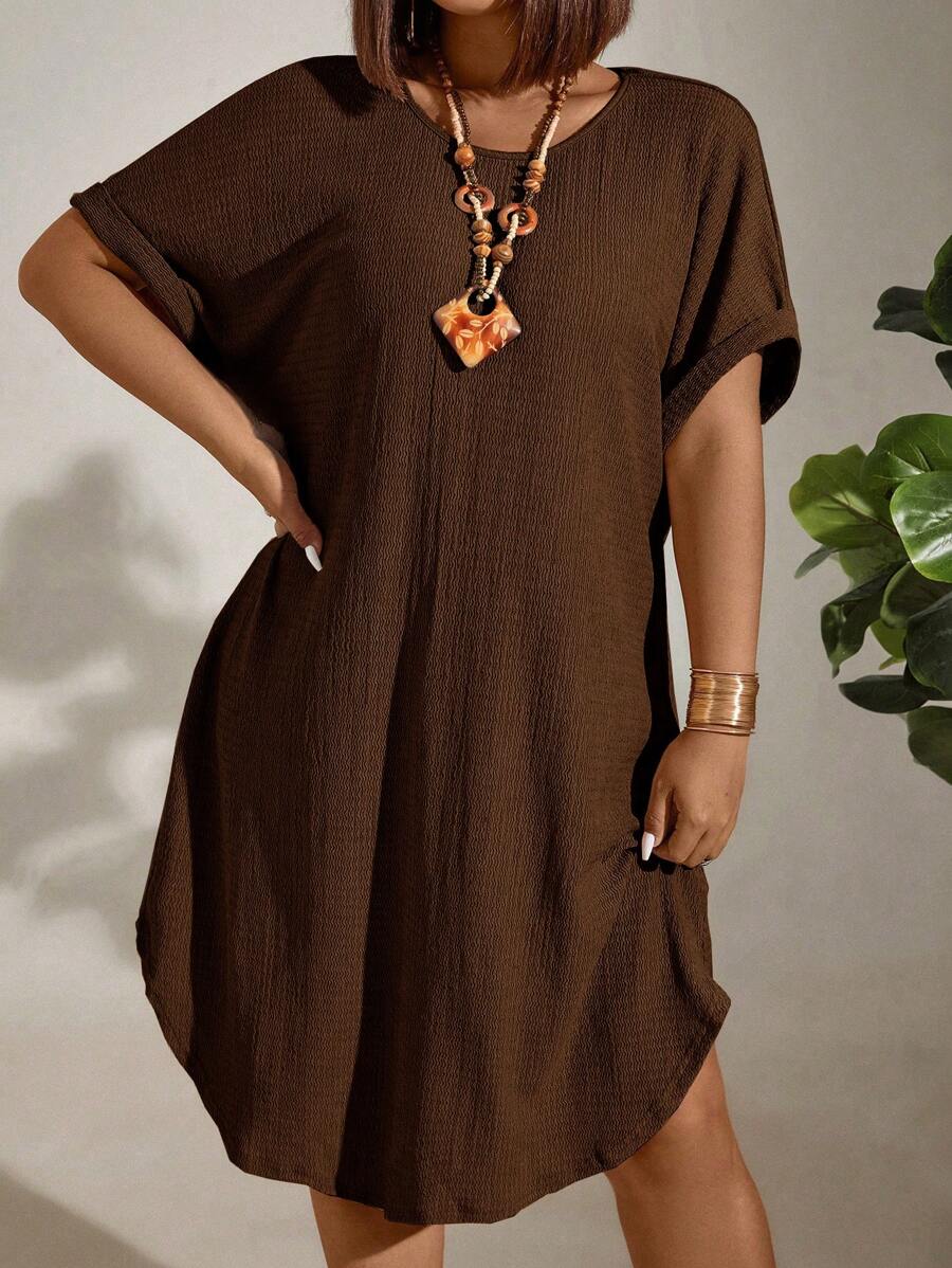 Vestido Plus Size Longo Bodycon com Manga Morcego Julia Brown