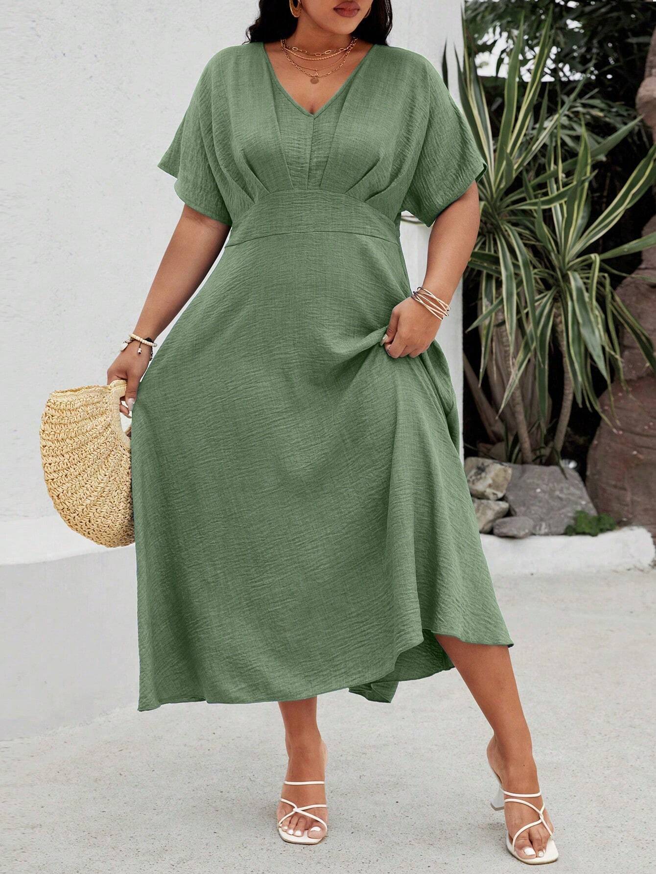 Vestido Plus Size Longo com Manga Morcego e Decote em V Luiza