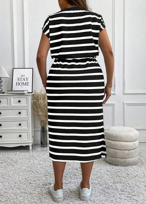 Vestido Plus Size Midi Listrado Decote Redondo e Manga Bufante Duda Black