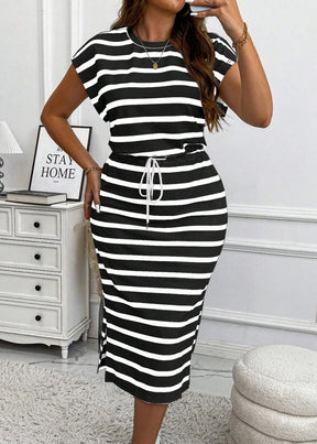 Vestido Plus Size Midi Listrado Decote Redondo e Manga Bufante Duda Black