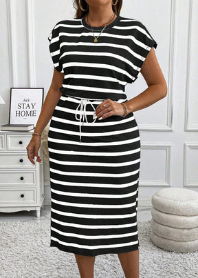 Vestido Plus Size Midi Listrado Decote Redondo e Manga Bufante Duda Black